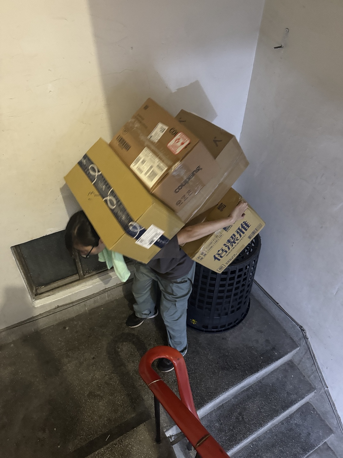 樓梯間搬運多箱物品